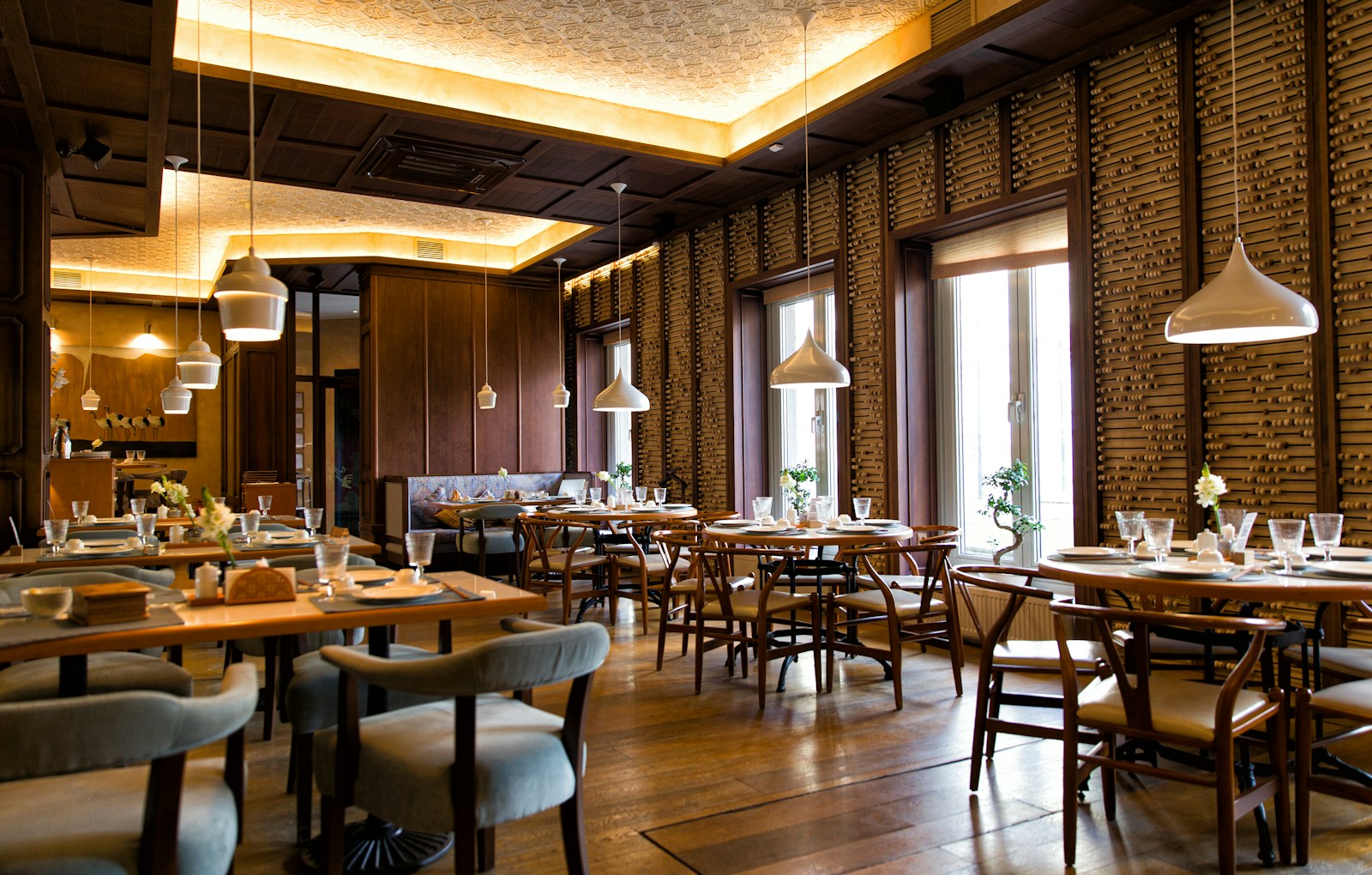 Topao enterijer restorana, ilustracija atmosfere